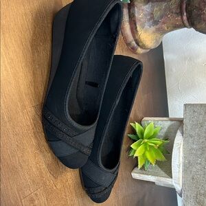 Elegant Black Women's Flats CL Laundry size 7.5